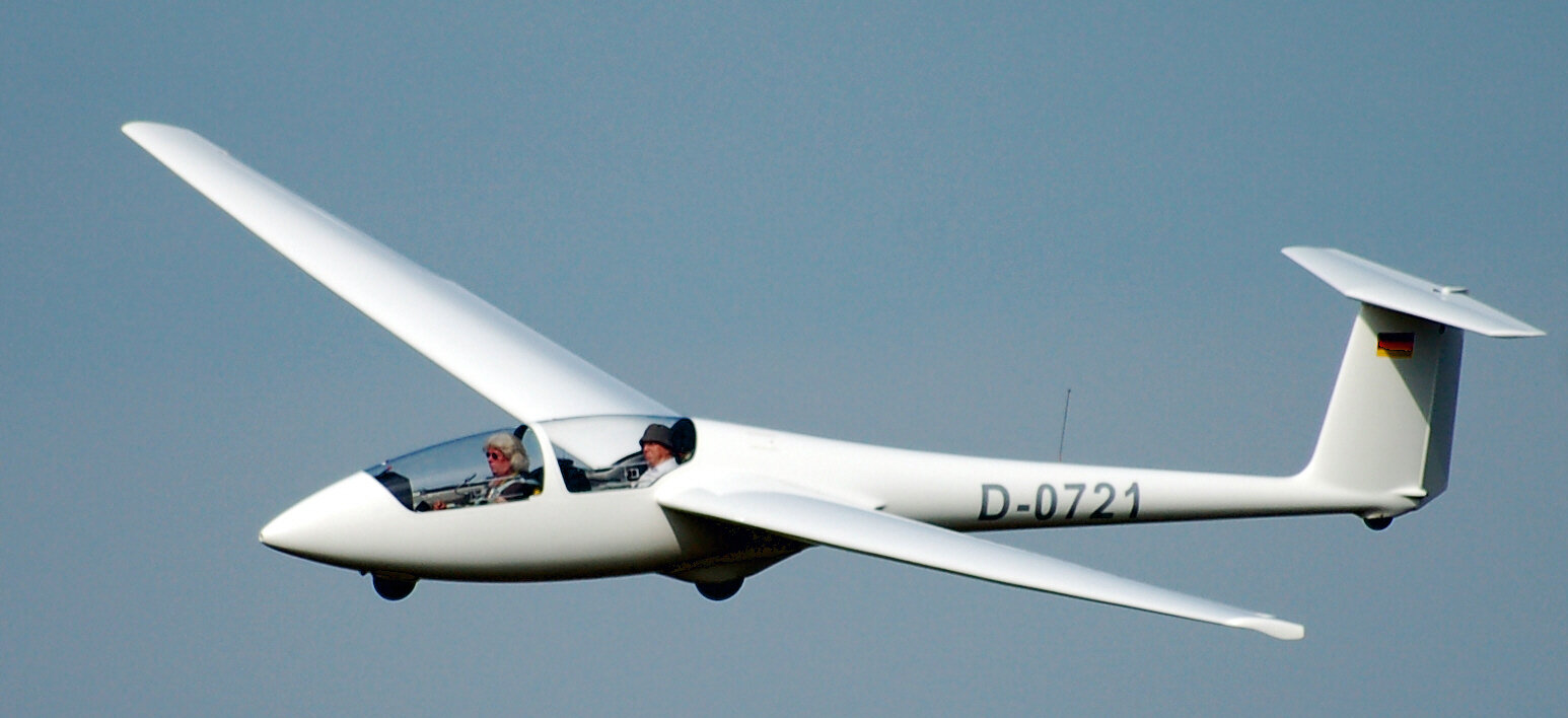 Schleicher ASK 21 Segelflugzeug am Boden
